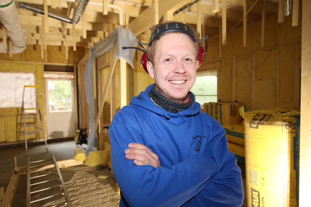NÅ ER HAN «GODKJENT»: Tømrermester og bedriftseier Espen Skjærholt er opptatt av kompetanse. Oslo-gutten var bare 23 år gammel da han tok mesterbrevet. Nå er bedriften også Godkjent våtromsbedrift. Foto: Rune Midtskogen