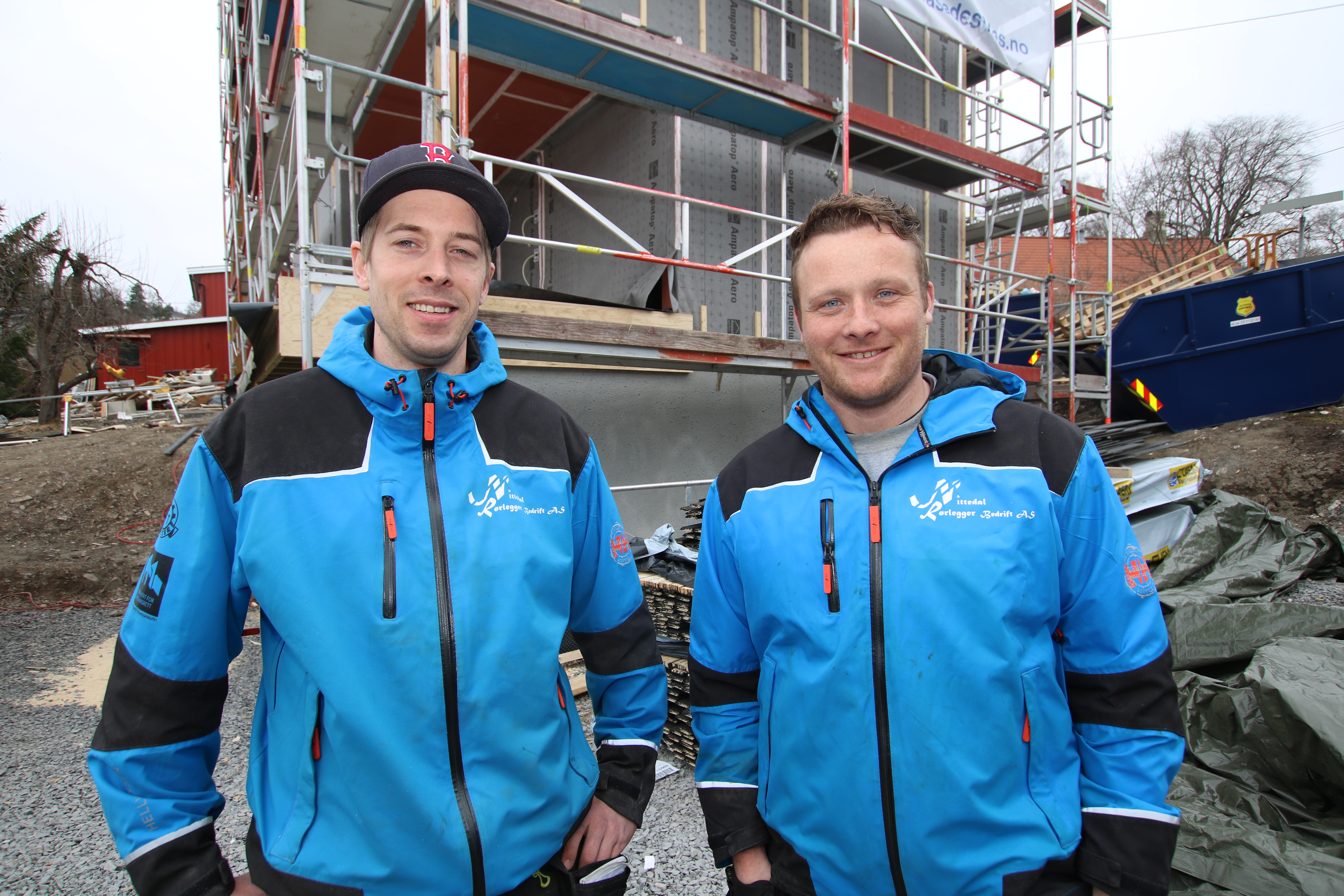 JOBBER KNALLHARDT: Kompisene Kjetil Tollnes (til høyre) og Hallvard Olsen har masse å gjøre - og er tilgjengelig for kunden 24-7. Bedriften går knallgodt. 